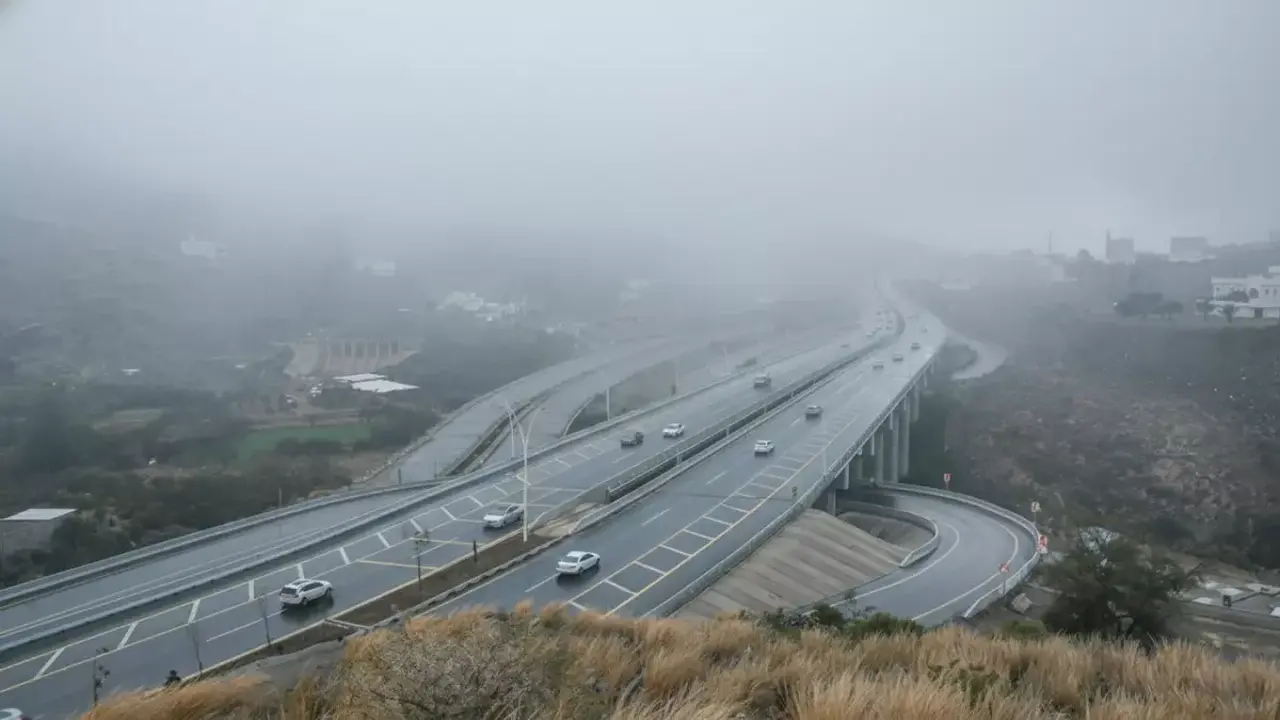 عاصفة مطرية تضرب 11 منطقة في السعودية وسط تحذيرات من رياح وسيول